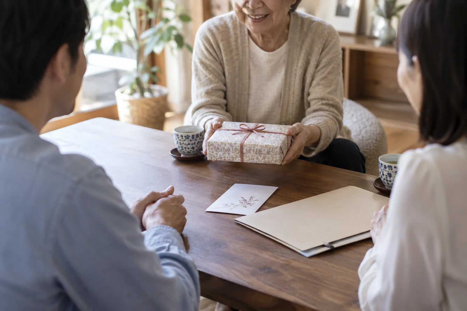 生前贈与の話し合いに備えるには？税の確認と、家族に伝えたい思いの残し方